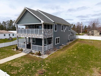 1812 Lake Shore Dr, Escanaba, MI 49829