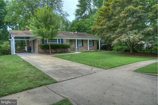 8220 Chancery Ct, Alexandria, VA 22308