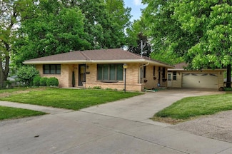 2700 Dosh Rd, Des Moines, IA 50310