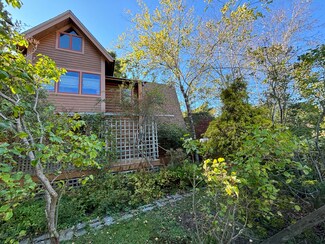 64 E Main St, Vinalhaven, ME 04863