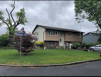 3 Malmac Ct, West Islip, NY 11795