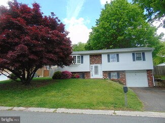 208 Overlook Dr, Pottsville, PA 17901
