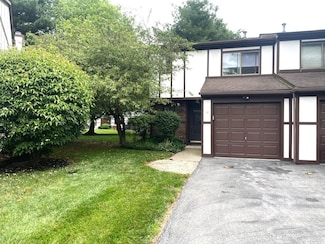 12 Sunstone Dr, Poughkeepsie, NY 12603