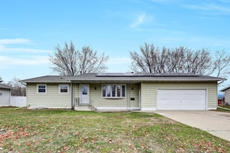 905 Apple Ln, Lake City, MN 55041