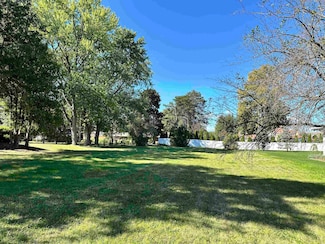 1112 Holyrood St, Midland, MI 48640