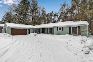 26 Canterbury Ln, East Aurora, NY 14052