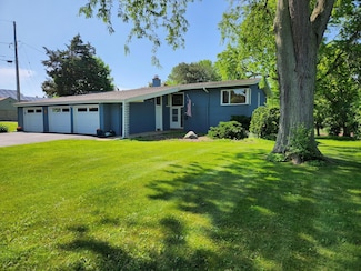 413 Riverview Dr, Thiensville, WI 53092