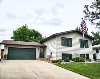 826 S 24th St, Grand Forks, ND 58201