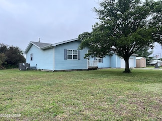 2038 W Trolley Car Ln, Carthage, MO 64836