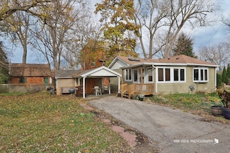 3015 S Bergman Dr, Holiday Hills, IL 60051