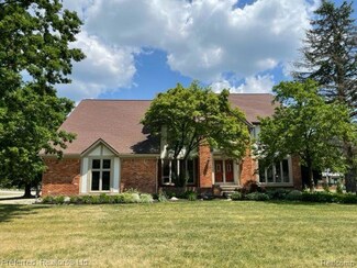 1685 Shaker Heights Dr, Bloomfield Hills, MI 48304