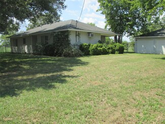 1026 New World Dr, Columbus, TX 78934