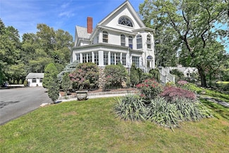 247 Oaklawn Ave, Cranston, RI 02920