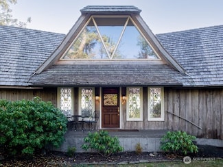 633 St Route 101, Chinook, WA 98614