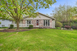 406 Surrey Ln, Lindenhurst, IL 60046