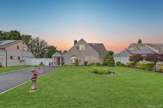 9 Pewter Ln, Hicksville, NY 11801