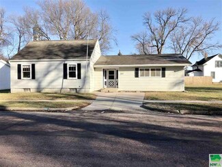 207 W Clay St, Elk Point, SD 57025