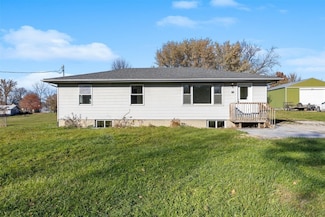 809 Iowa St, Center Point, IA 52213