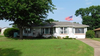 112 N 12th St, Ponca City, OK 74601