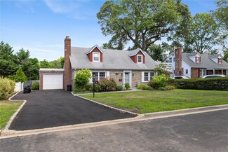 20 Glen Ln, Glen Head, NY 11545