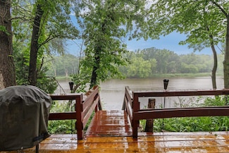 704 Lakeshore Dr, Avoca, WI 53506