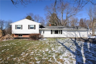 43 Maple Hill Dr, Chagrin Falls, OH 44022
