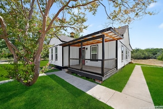 1203 Avenue J, Hondo, TX 78861