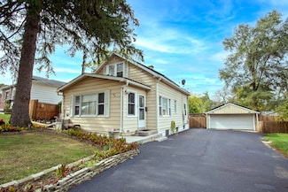 918 N Clarendon Dr, Round Lake Beach, IL 60073