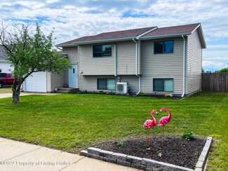 869 28th St W, Dickinson, ND 58601