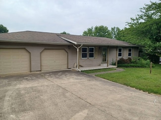 1612 Meadow St, Carmi, IL 62821