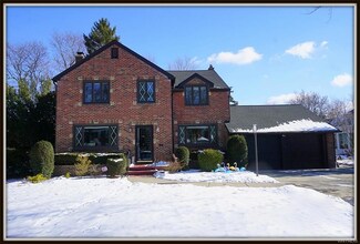 22 Darwin Dr, Buffalo, NY 14226