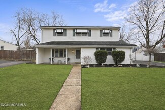 11 Otter St, Hazlet, NJ 07730