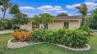 697 SE Calmoso Dr, Port Saint Lucie, FL 34983