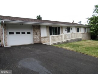 22 Dawn Ave, Akron, PA 17501