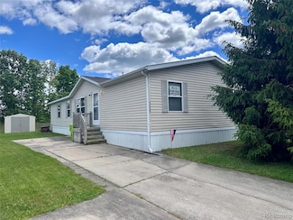52263 Landsdowne Cir, New Baltimore, MI 48051