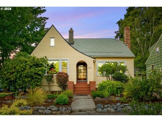 3553 NE Stanton St, Portland, OR 97212