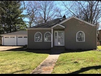 906 Riverlane Dr, Lake Station, IN 46405