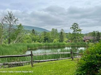 8 Trailside Dr Unit B-9, Hunter, NY 12442