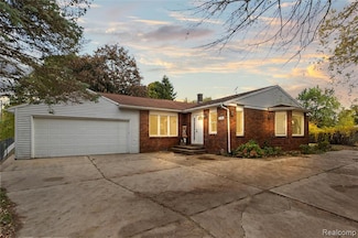 2124 Welch Rd, Commerce Township, MI 48390