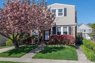 76 Collins Ave, Williston Park, NY 11596