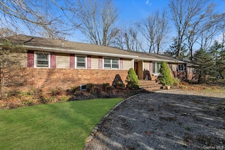 20 Michaels Ln, Glen Head, NY 11545