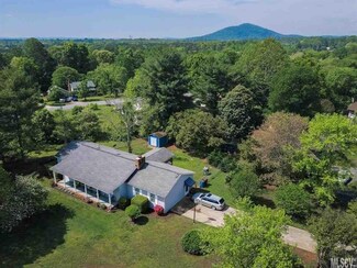 5286 Stonewood Dr, Hickory, NC 28602