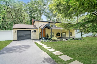 15 Woodchuck Ln, East Setauket, NY 11733