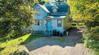 466 Poplar St, Lake Linden, MI 49945