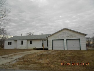 11 Circle Dr, Windsor, MO 65360