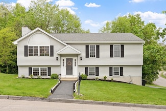 2 Pinebrook Ln, Worcester, MA 01609