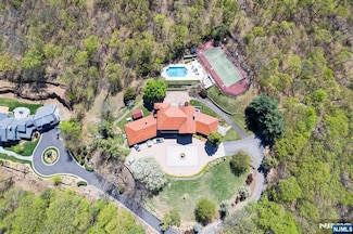 912 Cherokee Ln, Franklin Lakes, NJ 07417