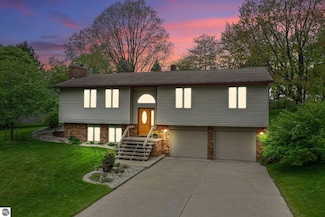 1016 Warbler Ln, Cadillac, MI 49601