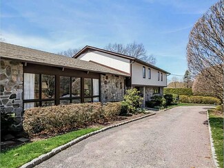 25 Woodstock Ln, Cranston, RI 02920