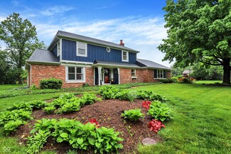 1095 Williamsburg Ln, Zionsville, IN 46077